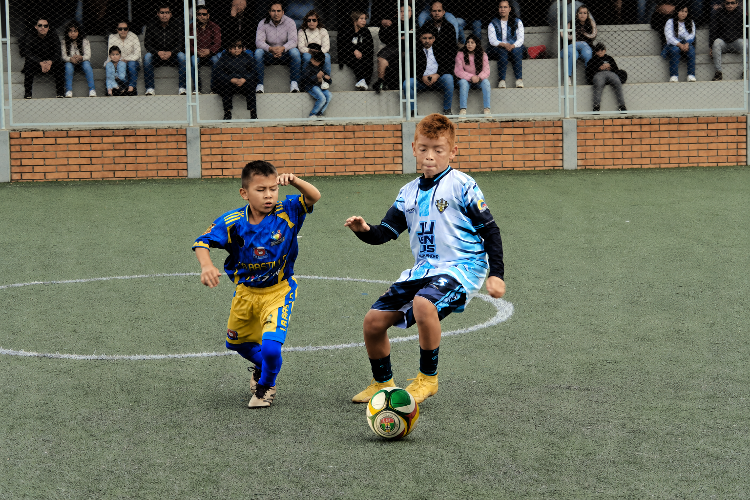 Partido de fútbol en torneo municipal