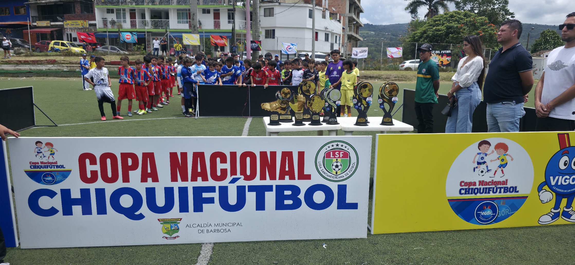 La Liga Santandereana de Fútbol le entregó trofeos tanto a los tres finalistas como a los tres ganadores de los cupos a la final nacional. Aquó con parte del comité organizador.