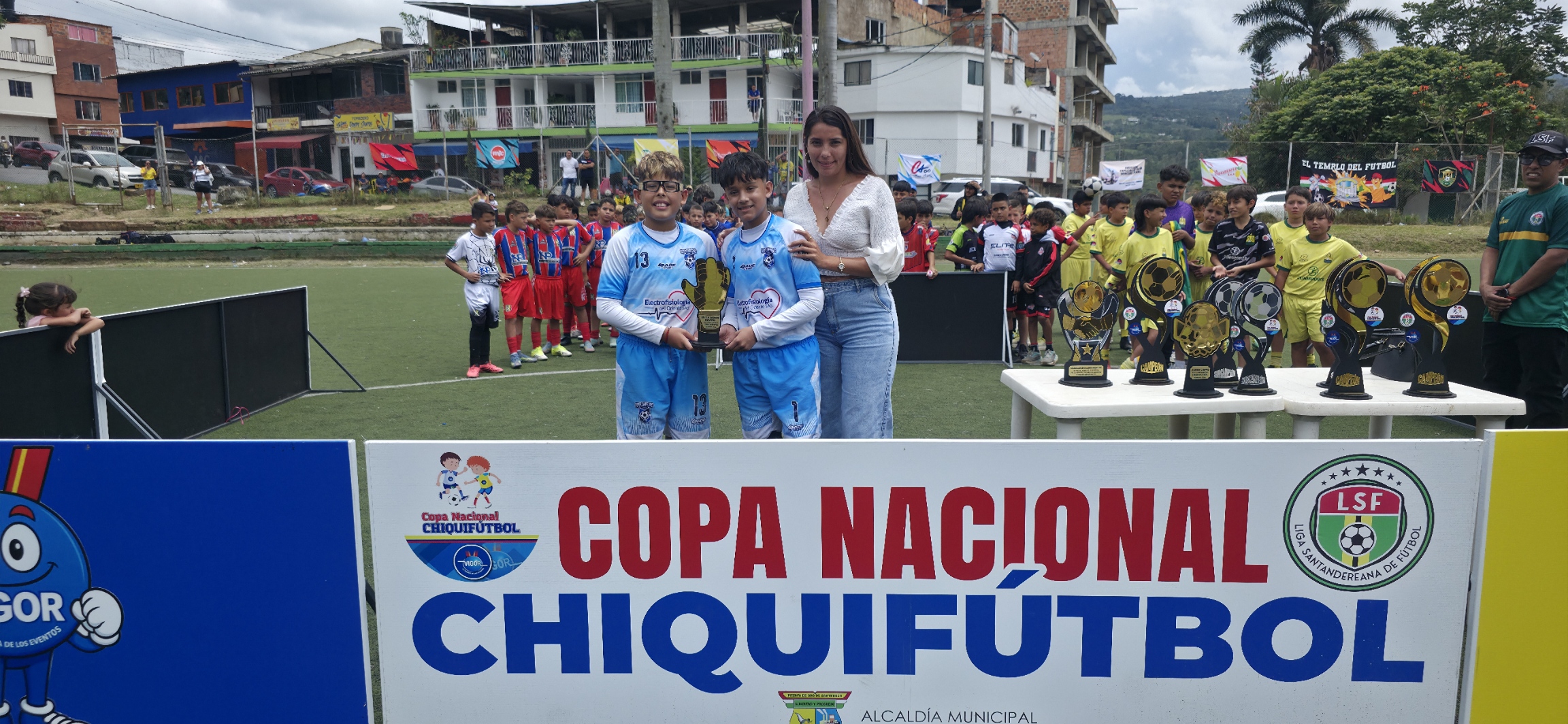 La valla menos vencida fue también para Supercampeones de Piedecuesta. Aquí Ivón Zafra entregándole la distinción a los dos arqueros.