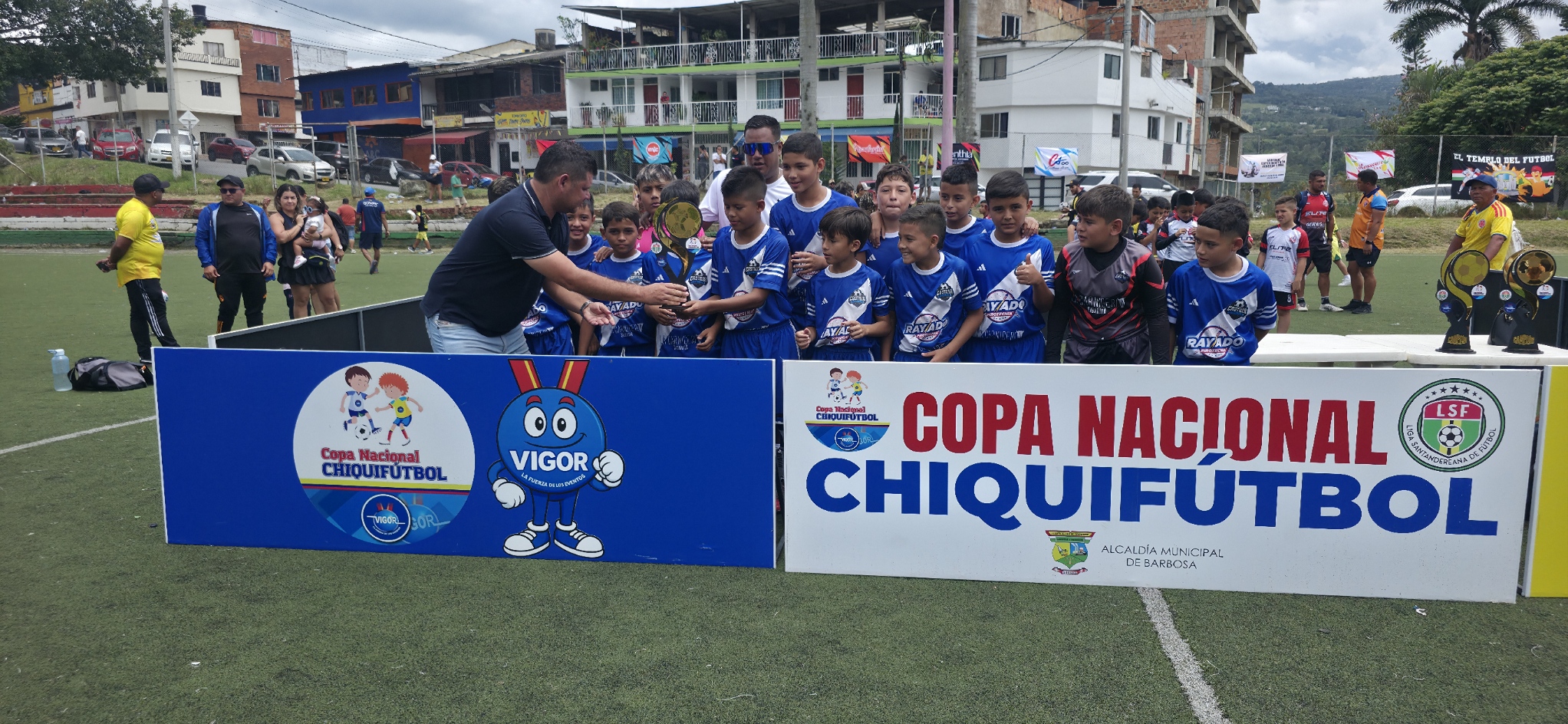 Club Castilla, de Girón, clasificado a la final Nacional de la Chiquifútbol. Entrega la distinción el gerente deportivo del Club Templo de Barbosa.